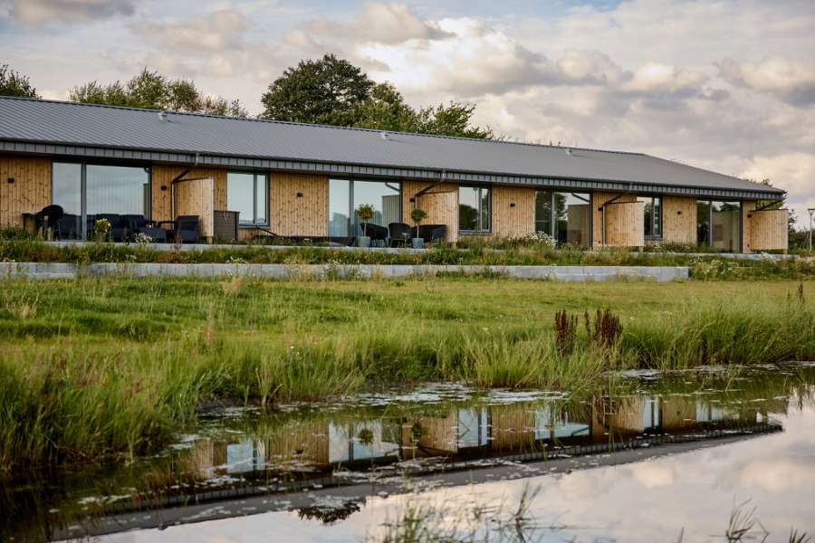 Vergangenheit und Zukunft treffen sich in stahlverkleideten Reihenhäusern mit Geschichte im Hinterhof, Jernaldervej 8, 8600 Silkeborg, Dänemark